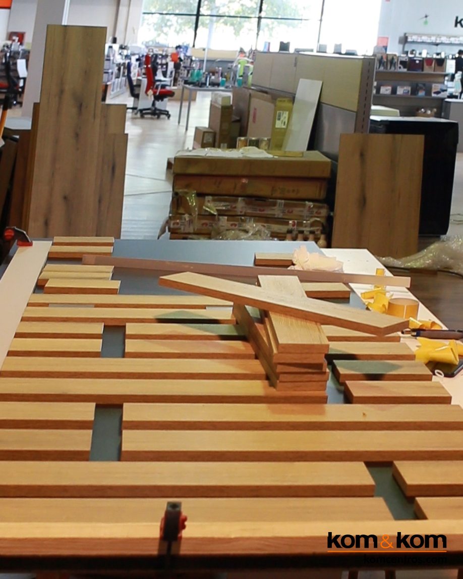 Carpintero trabajando la madera en el taller de Kom&Kom